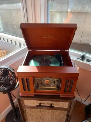 an old radio sitting on top of a wooden box at The Famous Houseboat in Sanford in Sanford