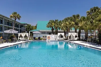 a large swimming pool in front of a hotel at Palm Tree Inn Altamonte Springs Orlando in Orlando