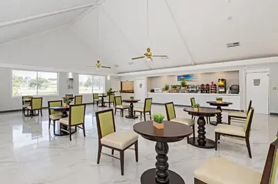 a dining room with tables and chairs at Palm Tree Inn Altamonte Springs Orlando in Orlando