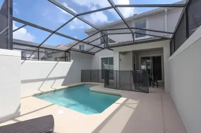 a swimming pool in the backyard of a house at Casa 4Q | Piscina Privativa | 10 min da Disney in Kissimmee