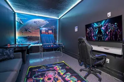a gaming room with a chair and a tv at Villa 6Q Storey Lake – 10 min da Disney in Kissimmee