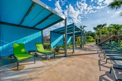 a group of green chairs on a patio at Refúgio 5 Quartos c/ Piscina – Perto da Disney in Kissimmee