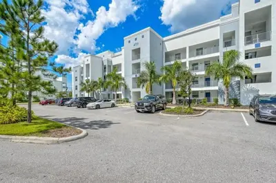 a parking lot in front of a large apartment building at Apartamento 2Q | 10 Min da Disney | Piscina in Kissimmee