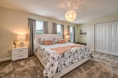 a bedroom with a large bed and a chandelier at 6Q/6B | Piscina Privativa | Game Room Temático in Kissimmee