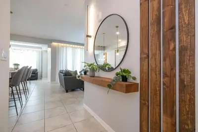 a living room with a mirror on a wall at Apto 2Q Vista Lago | 10 min Disney in Kissimmee