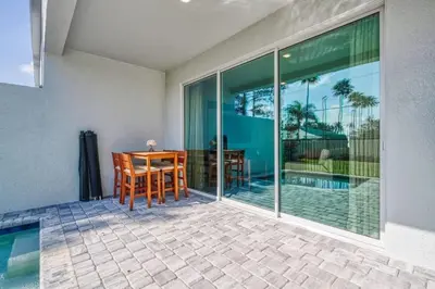 a dining room with a table and chairs on a patio at 7984-Formosa Valley Resort – Vila Luxuosa Perto da Disney (Piscina Aquecida & Quartos Temáticos!) in Orlando