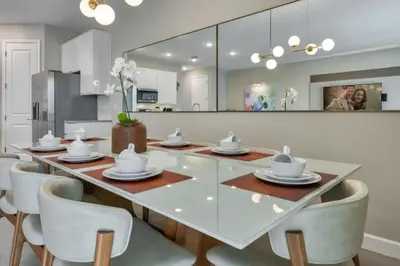 a dining room with a glass table and chairs at 7984-Formosa Valley Resort – Vila Luxuosa Perto da Disney (Piscina Aquecida & Quartos Temáticos!) in Orlando