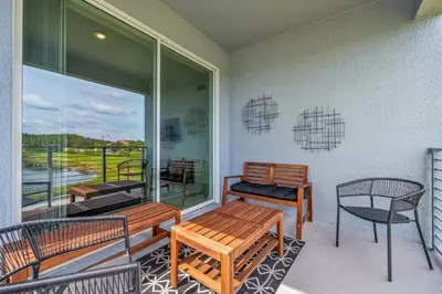 a balcony with two benches and a table and chairs at Apartamento 3BR/2BA – A 10 Min dos Parques Disney! in Kissimmee