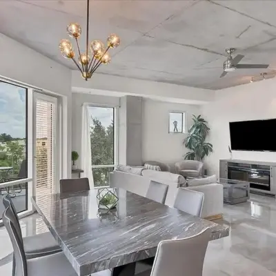 Modern 3 bedroom condo in downtown w free parking
