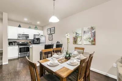 a kitchen and dining room with a table and chairs at Casa 3Q Lucaya – 10 Min da Disney c/ Clubhouse in Kissimmee