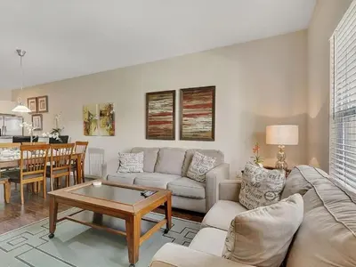 a living room with a couch and a table at Casa 3Q Lucaya – 10 Min da Disney c/ Clubhouse in Kissimmee