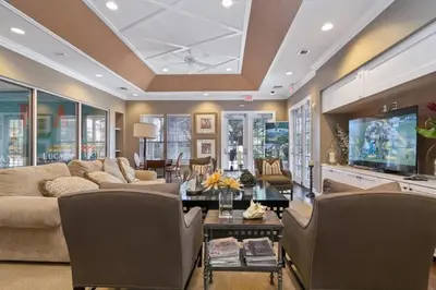 a large living room with a couch and a tv at Casa 3Q Lucaya – 10 Min da Disney c/ Clubhouse in Kissimmee
