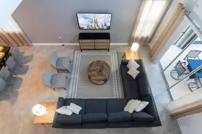 an overhead view of a living room with a couch and a television at Casa 5Q Storey Lake – Resort & Piscina in Kissimmee