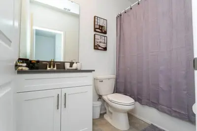 a bathroom with a toilet and a sink and a shower at Casa 5Q Storey Lake – Resort & Piscina in Kissimmee