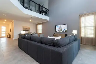 a large blue couch in a living room at Casa 5Q Storey Lake – Resort & Piscina in Kissimmee
