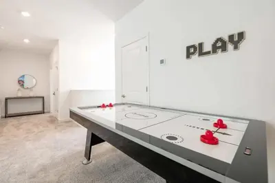 a ping pong table in the middle of a room at Casa de 6 Quartos no Storey Lake perto da Disney in Kissimmee