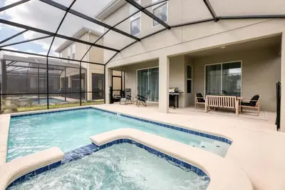 a swimming pool in the backyard of a house at Casa de 6 Quartos no Storey Lake perto da Disney in Kissimmee