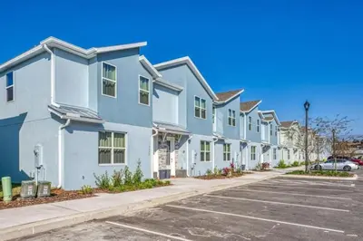 a row of houses in a parking lot at 7961 Luxuosa Villa de 4 Suítes com Piscina Privativa a 10 Minutos da Disney in Orlando