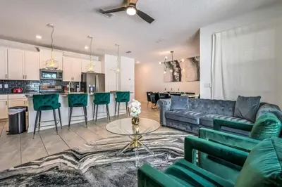 a living room with a couch and a table at Casa com Piscina Privativa a 10 Min da Disney in Kissimmee