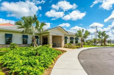 a house with palm trees and a driveway at Casa com Piscina Privativa a 10 Min da Disney in Kissimmee