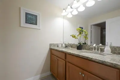 a bathroom with a sink and a mirror at Casa de 4 Quartos com Piscina Privativa in Kissimmee