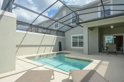 a swimming pool in the backyard of a house at Casa de 4 Quartos com Piscina Privativa in Kissimmee