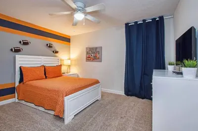 a bedroom with a bed and a ceiling fan at Casa 6 Quartos | Piscina Privativa | 10min Disney! in Kissimmee