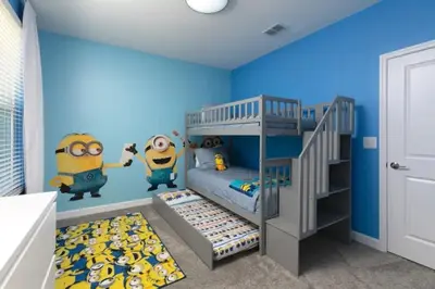 a room with a bunk bed with minions on the wall at Casa 5Q/5B c/ Piscina Perto da Disney in Kissimmee