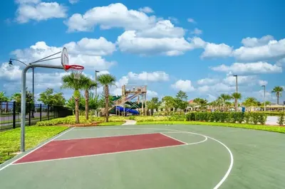 a basketball court in a park with a basketball hoop at Casa 5Q/5B c/ Piscina Perto da Disney in Kissimmee
