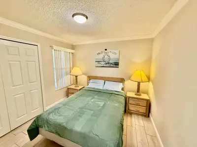 a small bedroom with a bed and two lamps at Grand Laguna 3BR Penthouse Near Disney Parks in Kissimmee
