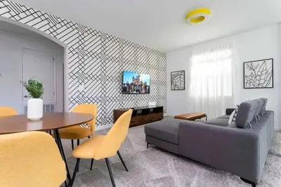 a living room with a couch and a table at Casa 5Q c/ Piscina e Temas da Disney in Kissimmee