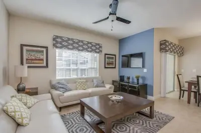 a living room with a couch and a table at Amplo Townhome 4 Quartos com Piscina Privativa in Kissimmee