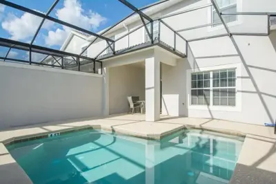 a swimming pool in a house with a glass ceiling at Amplo Townhome 4 Quartos com Piscina Privativa in Kissimmee