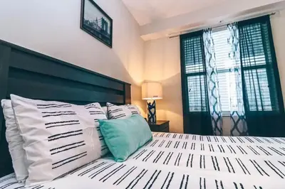 a bedroom with a large bed with white pillows at Conforto e Lazer a 7km da Disney – 2 Quartos in Kissimmee