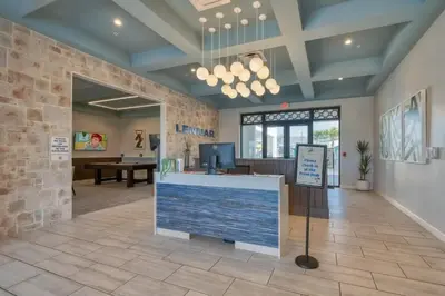 a lobby of a store with a counter and a table at Conforto e Lazer a 7km da Disney – 2 Quartos in Kissimmee