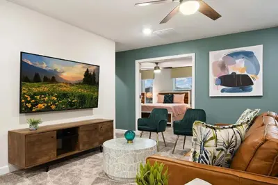 a living room with a couch and a tv at Vila incrível 9 quartos | Perto da Disney in Kissimmee