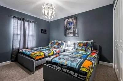 two beds in a room with blue walls at Casa 4Q com Piscina Privativa e Temas Disney in Kissimmee
