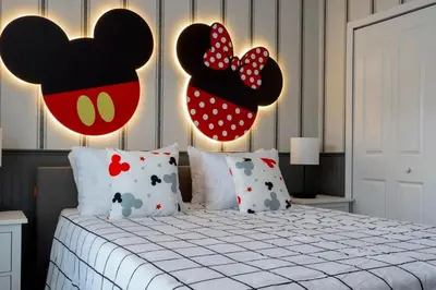 a bedroom with a bed with two hearts on the wall at Casa 5 Quartos com Piscina e Tema Disney in Kissimmee