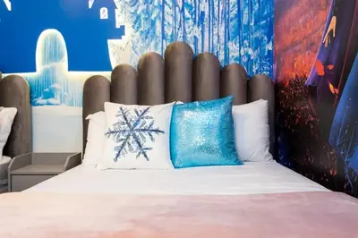 a bedroom with a bed with blue and white pillows at Casa 5 Quartos com Piscina e Tema Disney in Kissimmee