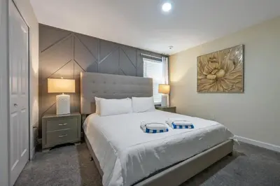 a bedroom with a large bed with a large headboard at Villa Luxuosa 9Q c/ Piscina Privativa e Temas in Kissimmee