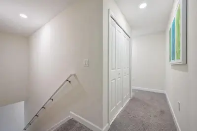 an empty hallway with a white door and stairs at Férias Perfeitas! Casa 4Q+Piscina perto Disney in Kissimmee