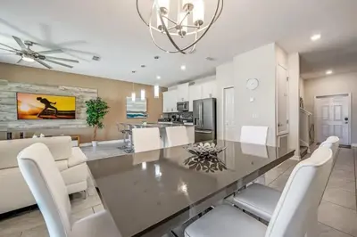a kitchen and dining room with a dining table and chairs at Férias Perfeitas! Casa 4Q+Piscina perto Disney in Kissimmee
