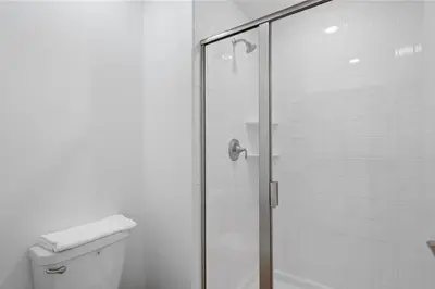 a bathroom with a glass shower stall and a toilet at Refúgio Incrível a 10 Min da Disney – Storey Lake in Kissimmee