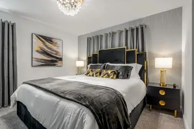a bedroom with a large bed and a chandelier at Casa 5Q c/ Piscina e Temas Disney — Storey Lake in Kissimmee