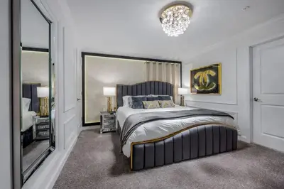 a bedroom with a large bed and a large mirror at Casa 5Q c/ Piscina e Temas Disney — Storey Lake in Kissimmee