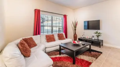 a living room with a white couch and a table at Casa 4 Quartos c/ Piscina Privativa – Storey Lake in Kissimmee