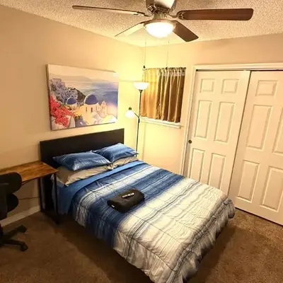J10 Private Room with Smart TV Near Everything