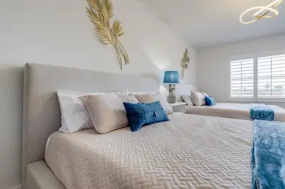 a bedroom with two beds and a window at Rental near Epic and Universal, free parking in Orlando