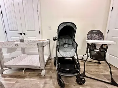 a baby stroller and a crib in a room at Flamingo Paradise in Orlando