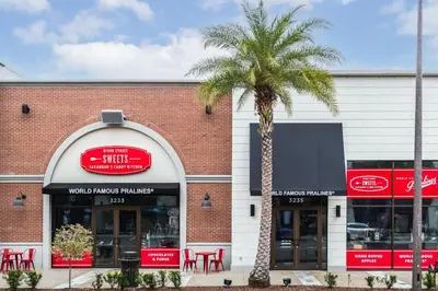a store front with a palm tree in front of it at Parrot Paradise Escape for 8 in Orlando